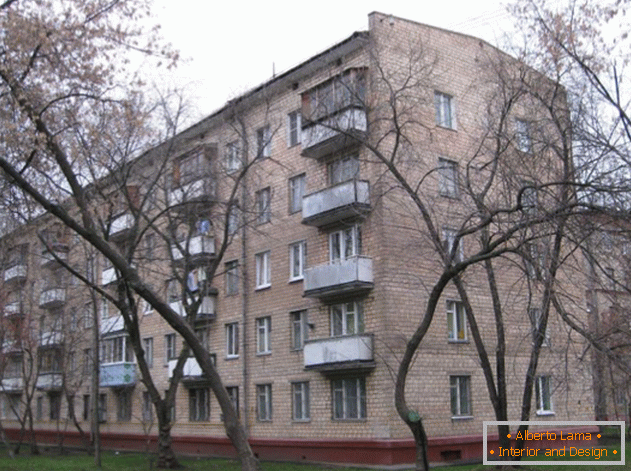 A aparência de um prédio de apartamentos de cinco andares