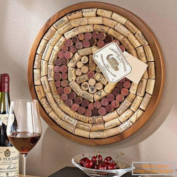 Como decorar uma parede em um interior com rolhas de vinho