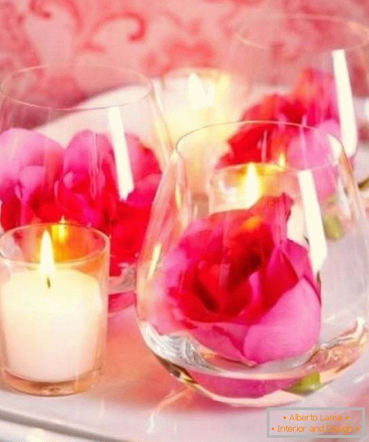 Flores e velas como uma decoração de mesa para o dia dos namorados