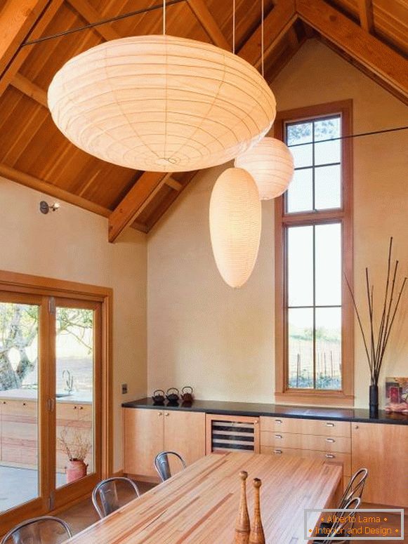 Luzes pendentes diferentes em design de cozinha
