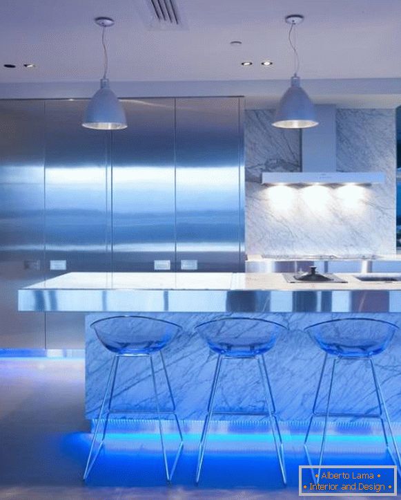 Projeto da cozinha: iluminação led de móveis de baixo