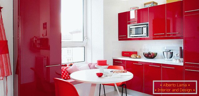 Projeto vermelho e branco suculento da cozinha