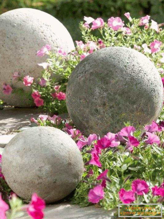 Bolas de concreto para decoração de um quintal