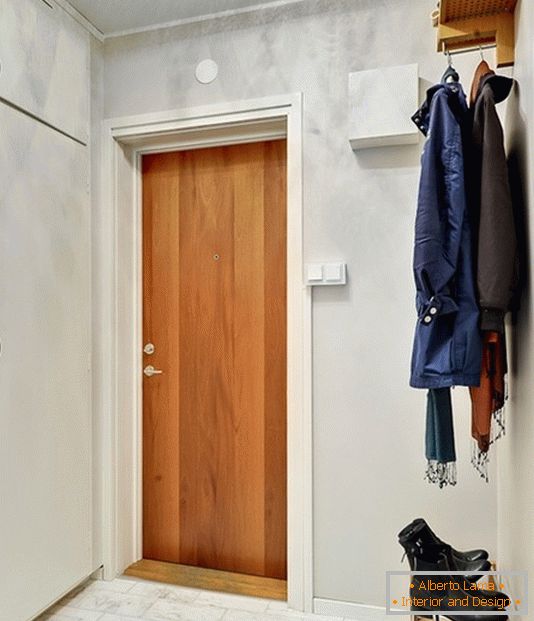 Um hall de entrada de um pequeno apartamento na Suécia