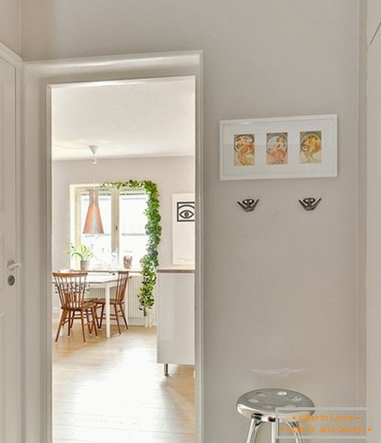 Interior de um pequeno apartamento na Suécia
