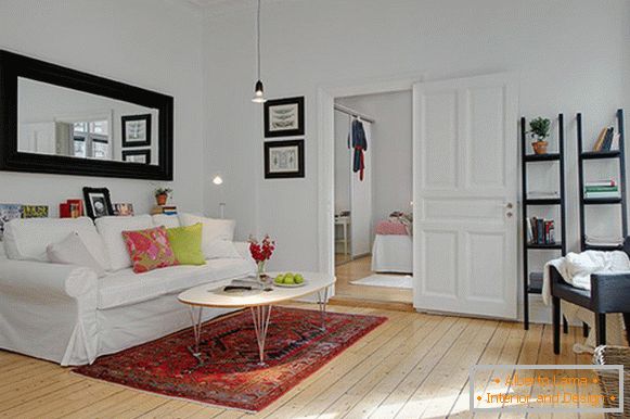 Sala de estar de um pequeno apartamento na Suécia