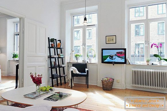 Sala de estar de um pequeno apartamento na Suécia