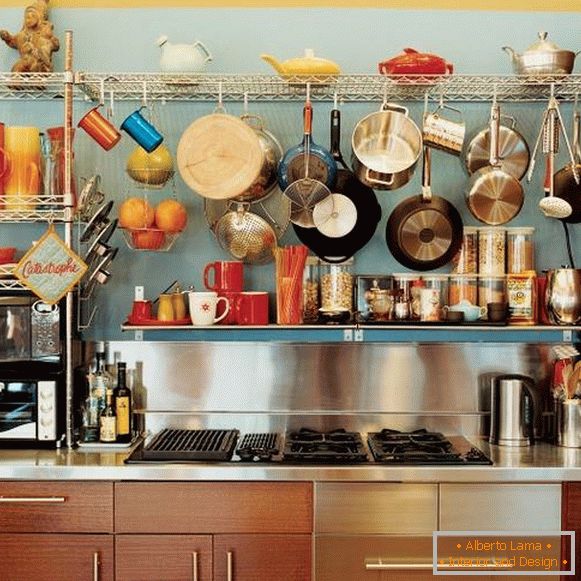 Prateleiras abertas com utensílios de cozinha em design de cozinha