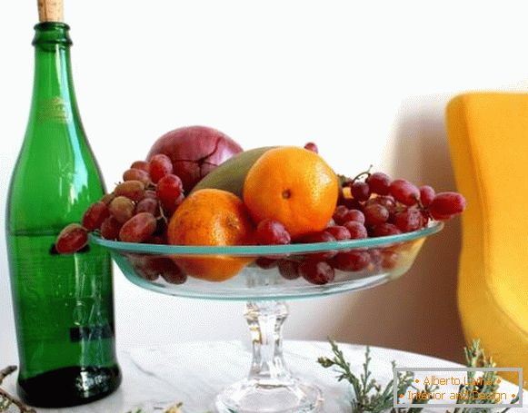 Fruta em um carrinho de vidro em design de cozinha