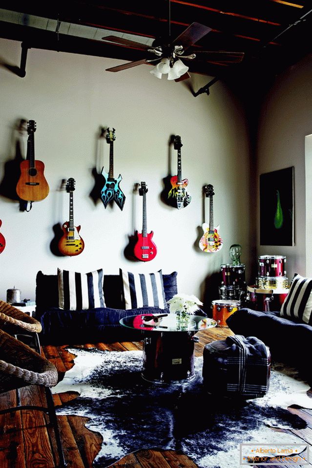 Guitarras na parede na sala de estar