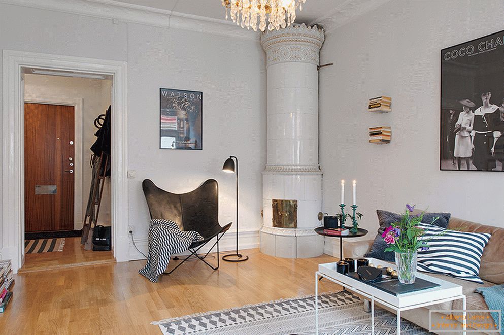 Interior de um apartamento de dois quartos em estilo escandinavo em Estocolmo