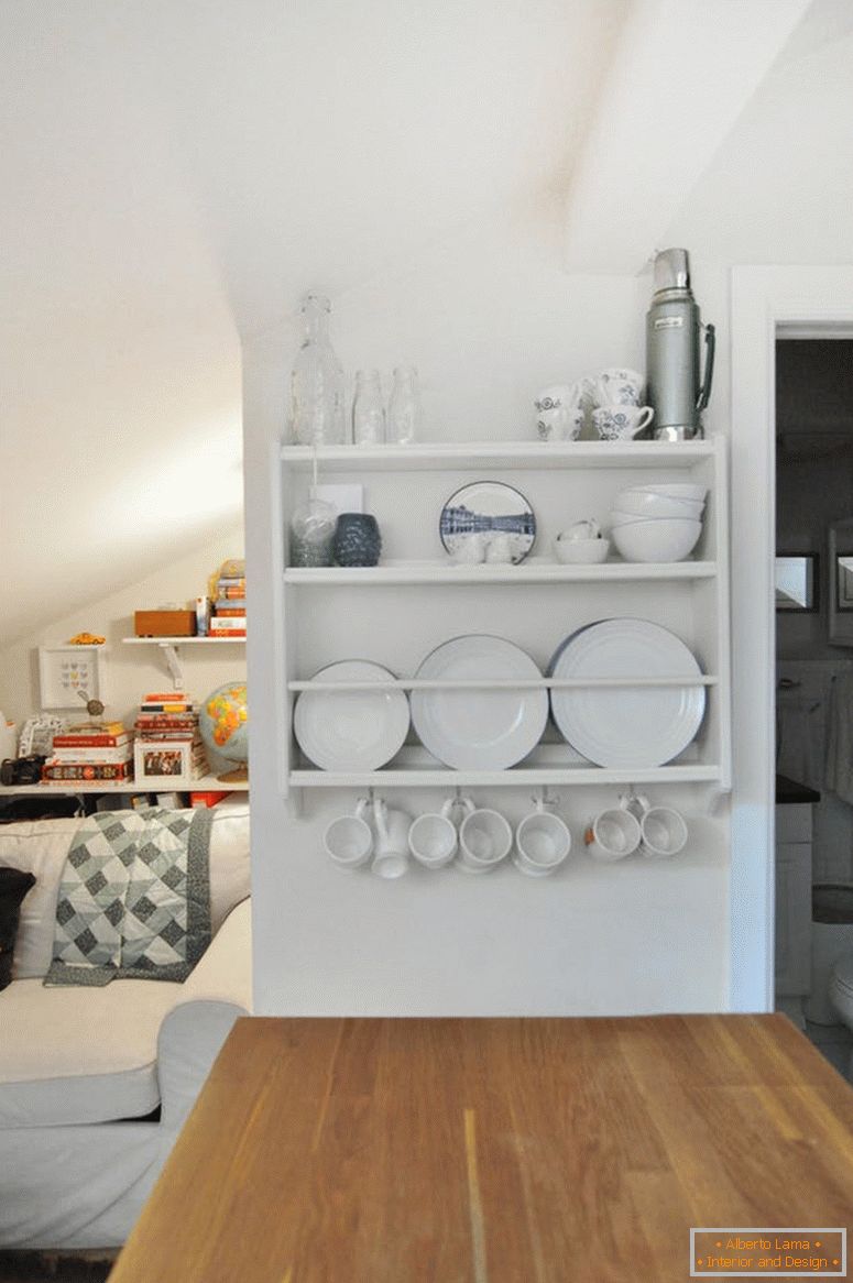 A ideia de armazenamento para um pequeno apartamento. Prateleira vertical para pratos no apartamento