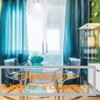 Cadeiras e mesa transparentes na cozinha