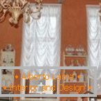 A combinação de cortinas brancas e paredes laranja