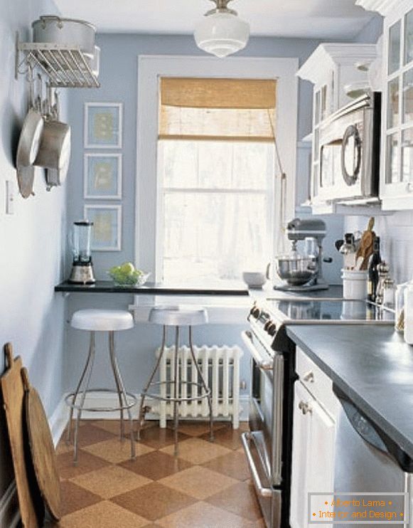 Interior prático de uma pequena cozinha