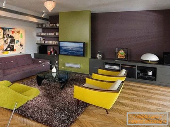 Design da sala de estar com móveis amarelos