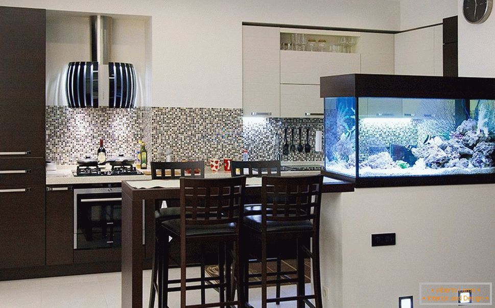 Balcão de bar com aquário на кухне