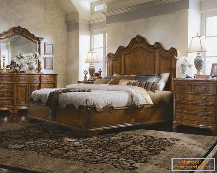 Opção de quarto no sótão em estilo inglês. Formas reconhecíveis e linhas de mobiliário indiano de luxo.