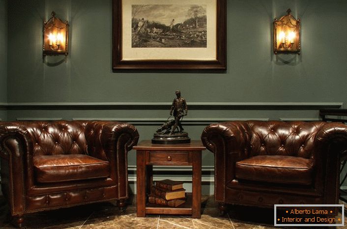 Para o escritório de um cavalheiro no estilo Inglês é caracterizado por cadeiras de couro maciço e características interiores rigorosas.