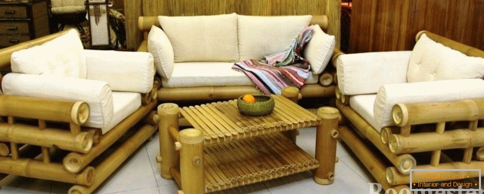 Móveis de bambu com travesseiros