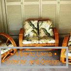 Poltronas bonitas e um sofá feito de bambu
