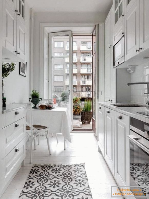 Cozinha branca no interior - foto de uma pequena cozinha com varanda