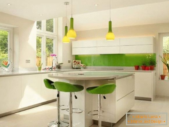 Cozinha de canto branco com elementos verdes - foto