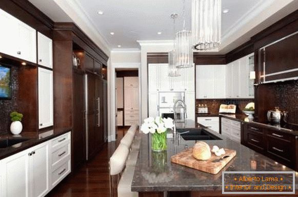 A combinação de branco e marrom no interior da cozinha na foto