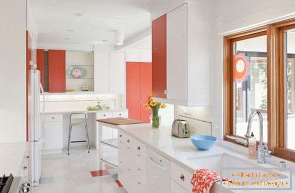 Cozinha em branco - foto em combinação com elementos vermelhos