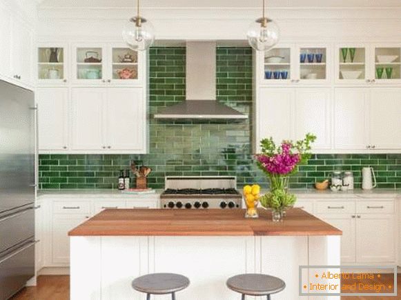 Avental verde para cozinha branca - foto de telhas retangulares
