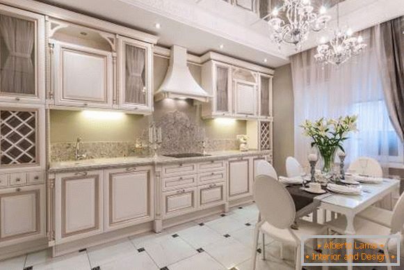 Cozinha branca com pátina de ouro - design de interiores de foto