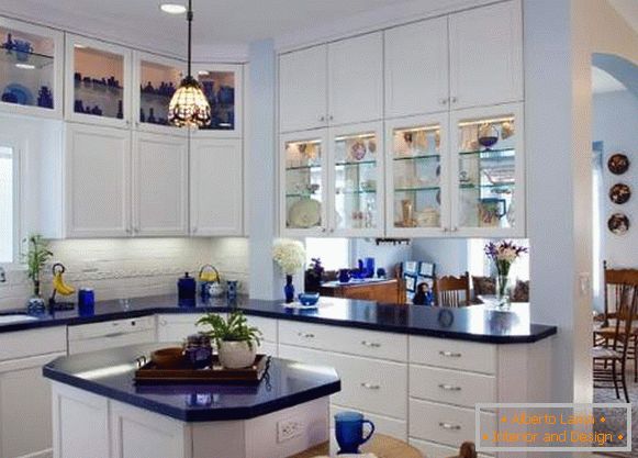Cozinha branca - foto da cozinha de canto no interior com a ilha