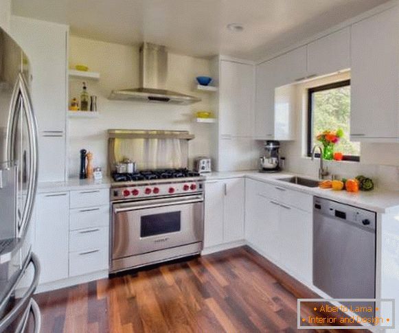 Cozinha de canto branco - foto no interior com um piso de madeira