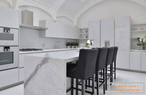 Brilho branco cozinha - foto de design incomum no interior