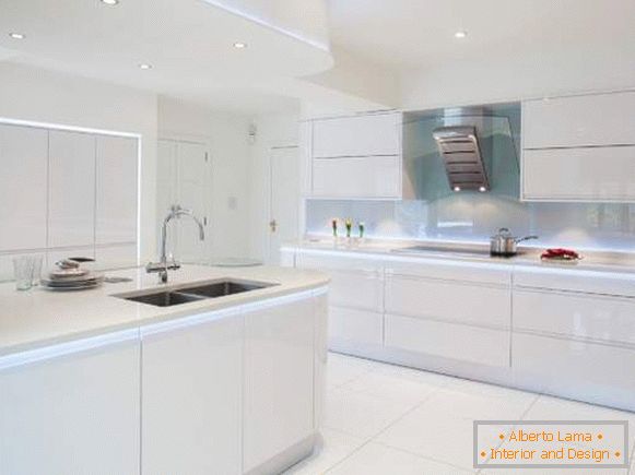 Design de cozinha brilhante branca - foto com retroiluminação LED