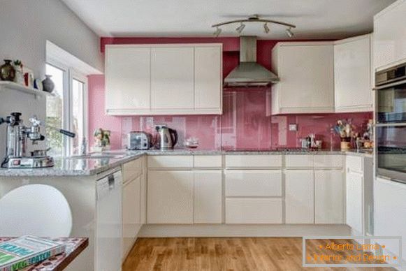 Cetim branco de cozinha - foto em combinação com um avental rosa
