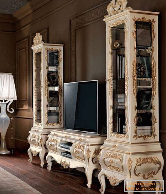 Mobiliário branco no interior da sala de estar - foto no estilo clássico
