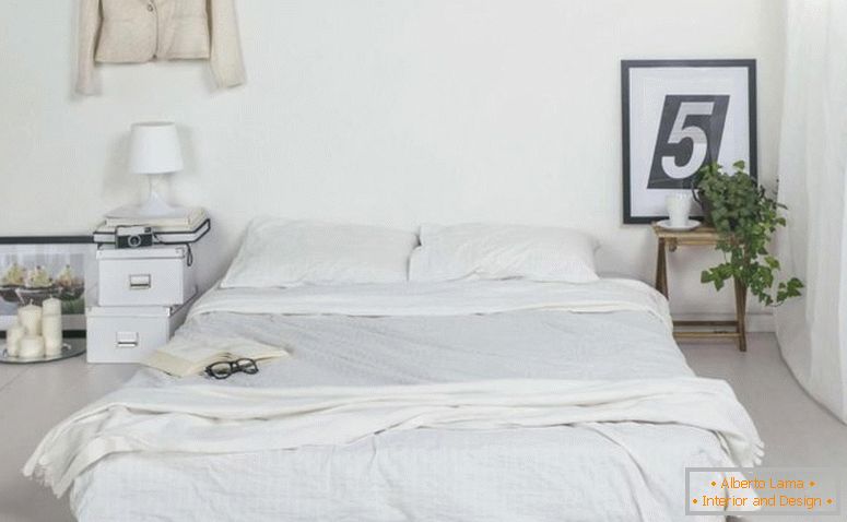 design de quarto branco minimalista-com-piso-cama-e-pequeno-lado-de-madeira-mesa