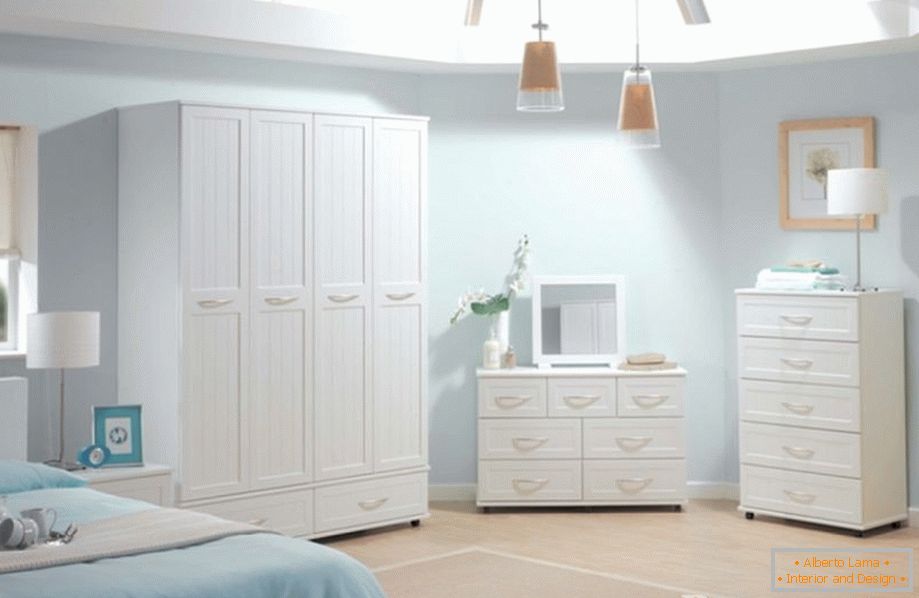 Roupeiro branco, cômoda e armário no quarto