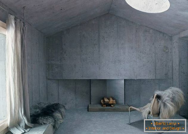Interior minimalista de uma casa de concreto