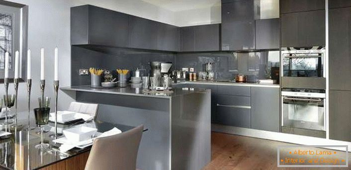 Estilo minimalista no interior de uma grande cozinha. A área de trabalho é cinza.