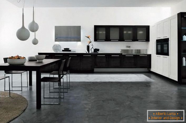 Grande cozinha com elementos de futurismo. Janela na parede do minimalismo estilo clássico. Um lustre de design de destaque.