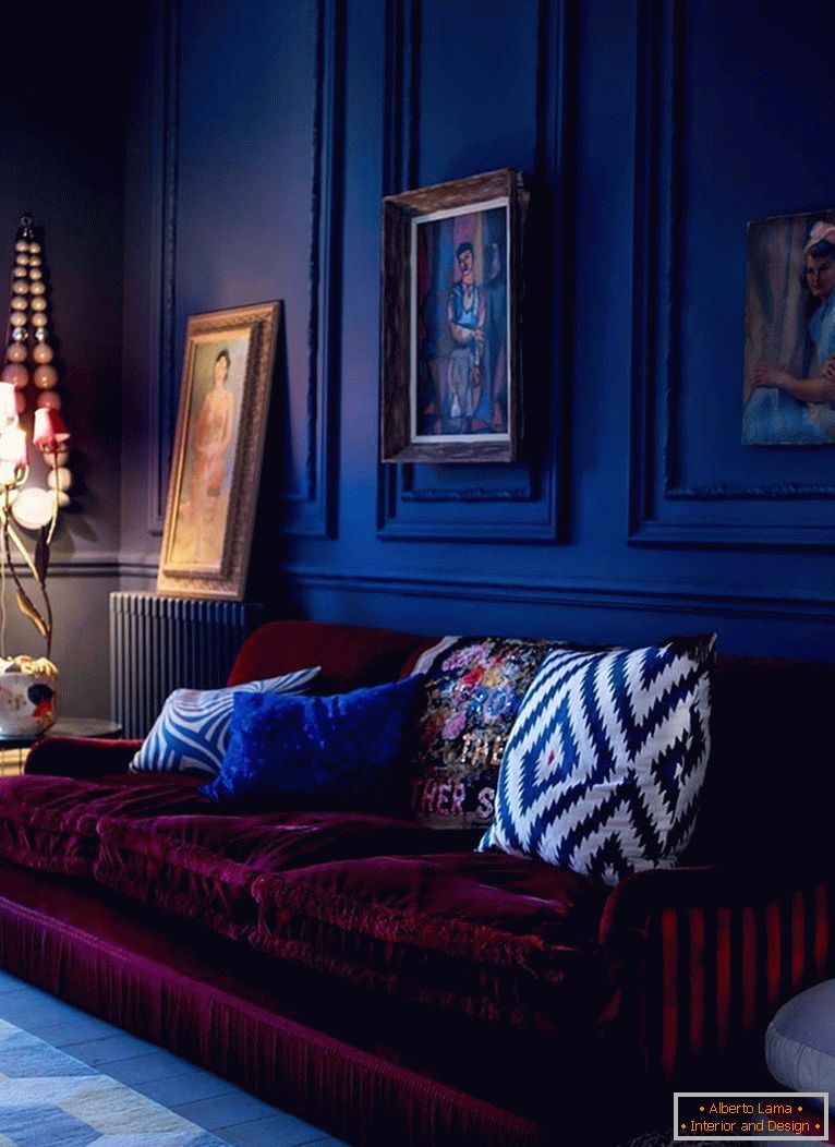 O sofá da Borgonha em um fundo de paredes azuis escuras