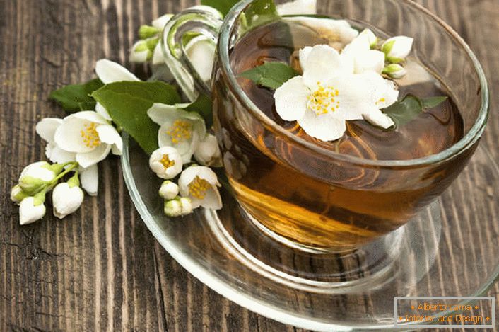 A história da popularidade do chá com jasmim está associada aos curandeiros chineses que alegam que o jasmim tem as propriedades de um afrodisíaco, ajudando as mulheres a se tornarem desejáveis. 