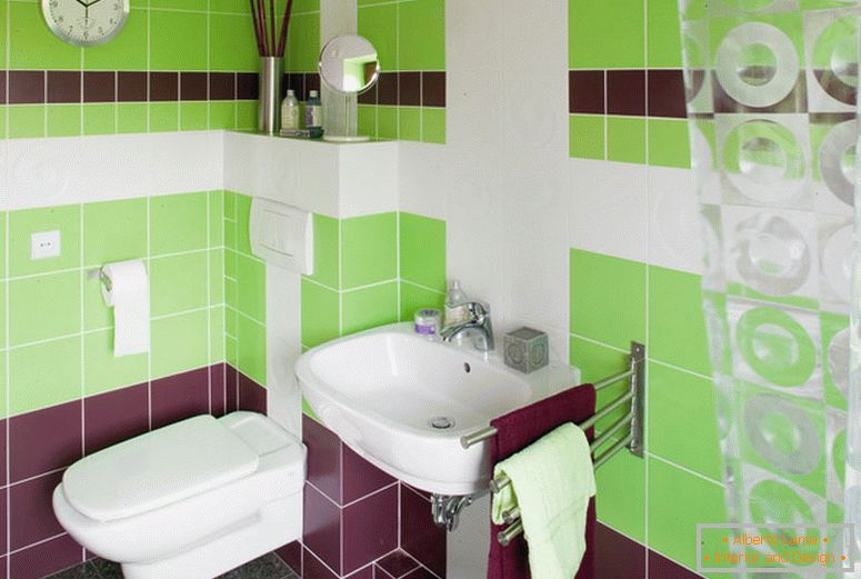 Banheiro pequeno em cores brilhantes