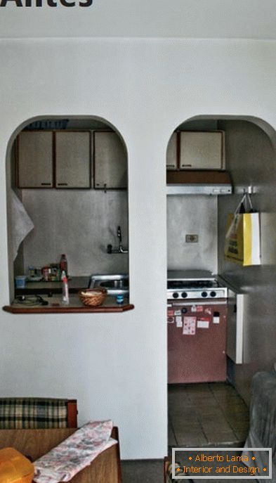 Cozinha antes da renovação é separada da sala de estar por um arco