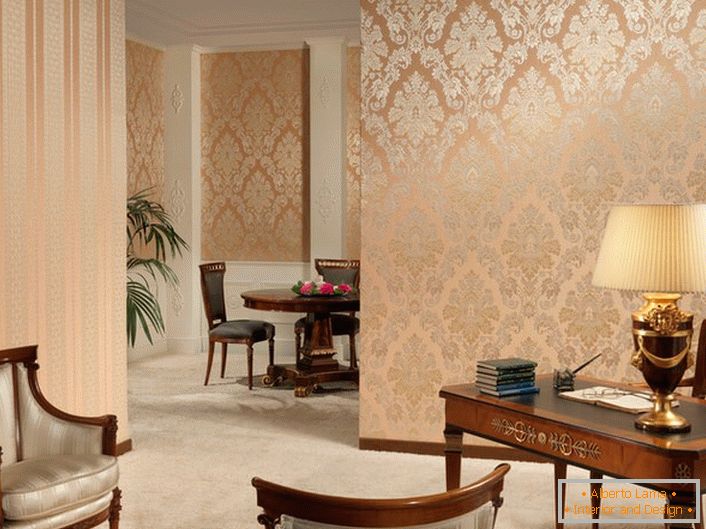 Uma tira estrita e padrões ornamentados de cor dourada, em um delicado papel de parede de pêssego em um escritório de estilo barroco.