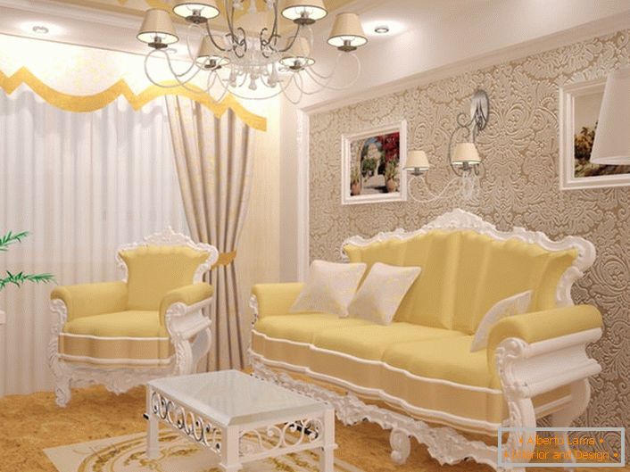 Um pequeno quarto de hóspedes em estilo barroco, com móveis requintados. O mobiliário é selecionado nas melhores tradições do estilo barroco.