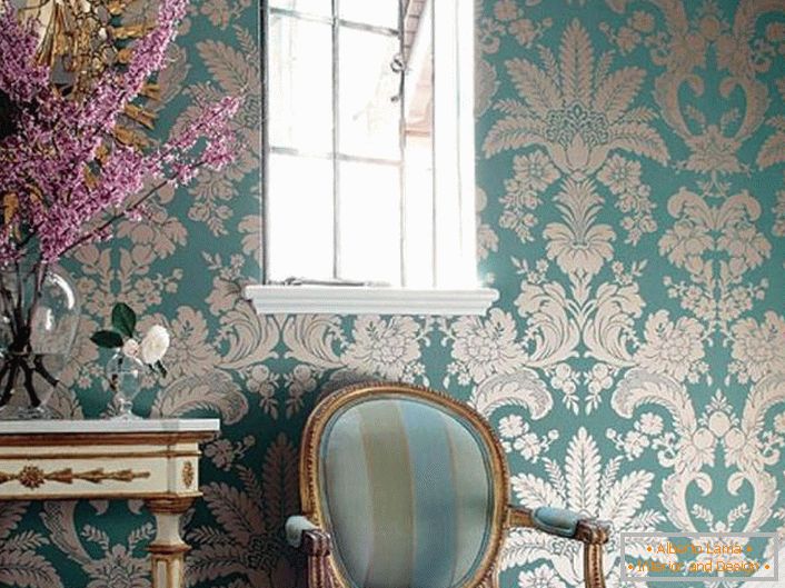 Cores azuis suaves com padrões de cor dourada. Móveis com alças esculpidas, espelhos de borda são feitos nas melhores tradições do estilo barroco.