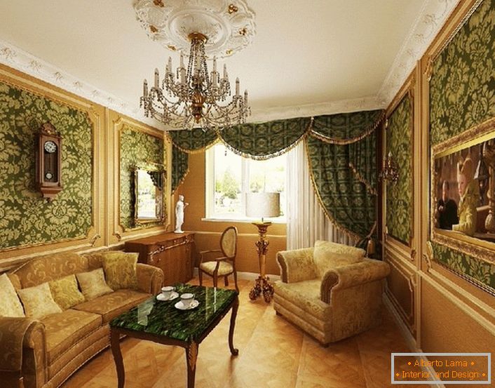Papel de parede verde escuro com padrões de ouro - ótimo para uma sala de estar barroca.
